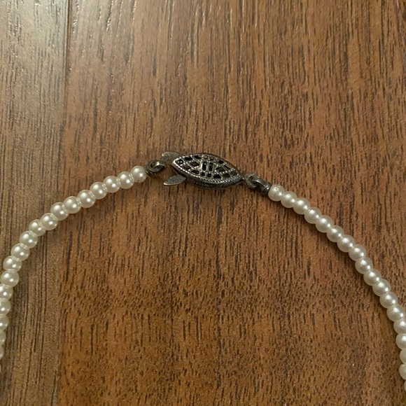 Faux pearl necklace with drop pearl and crystal heart charm - Picture 2 of 4